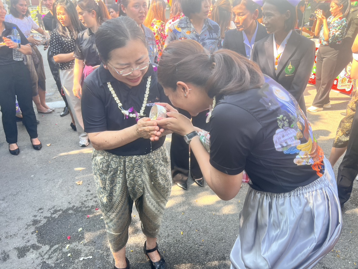 title - ปฏิรูปที่ดินจังหวัดเพชรบุรี พร้อมด้วยเจ้าหน้าที่ ส.ป.ก.เพชรบุรี ร่วมพิธีรดน้ำขอพรผู้บริหารจังหวัด เพื่อเสริมความเป็นสิริมงคลเนื่องในโอกาสต้อนรับปีใหม่ไทย 2569 และเพื่ออนุรักษ์และสืบสานประเพณีสงกรานต์อันดีงามของไทย